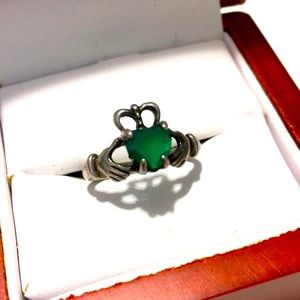 925 SILVER (2.1 grams) IRISH CLADDAGH RING WITH GREEN SIZE 6.0